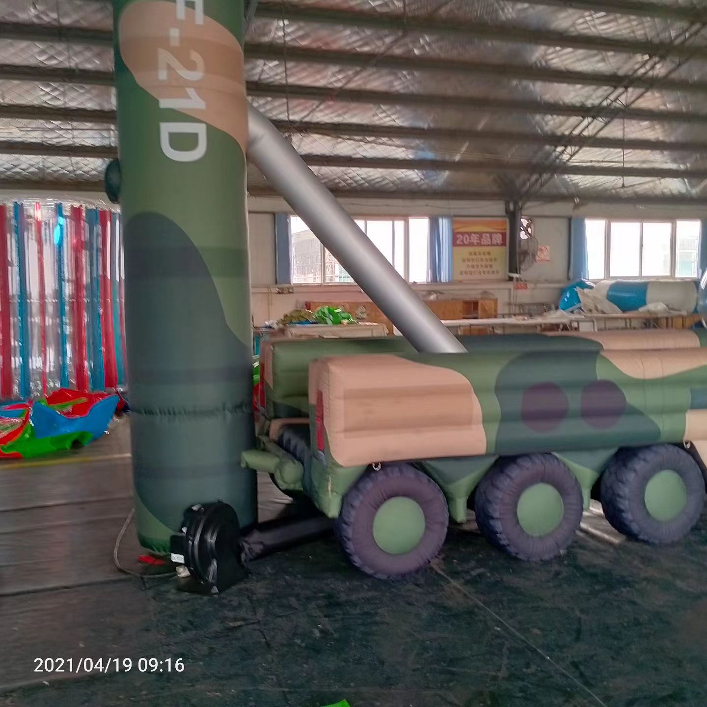 海城军事演习中的充气目标车辆：模拟发射车雷达车坦克飞机